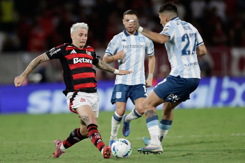 Guillermo Varela of Brazil's Flamengo, left, and Gabriel Rojas of Argentina's Racing Club battle for the ball during a Copa Libertadores semifinal first leg soccer match in Rio de Janeiro, Wednesday, Oct. 22, 2025. (AP Photo/Bruna Prado)
