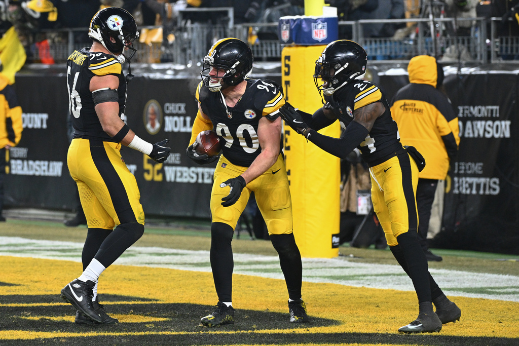 Pittsburgh Steelers outside linebacker T.J. Watt (90) celebrates with teammates after an interception during the second half an NFL football game against the Baltimore Ravens, Sunday, Jan. 4, 2026, in Pittsburgh. (AP Photo/Justin Berl)