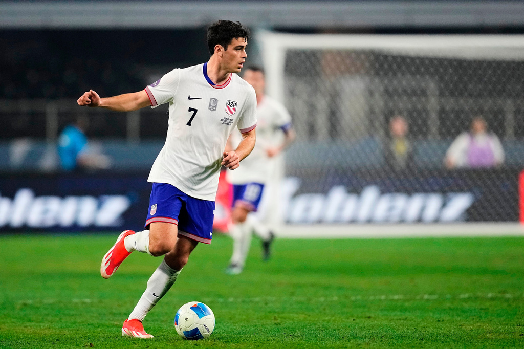 FILE - United States' Gio Reyna (7) controls the ball during a CONCACAF Nations League final soccer match against Mexico, Sunday, March 24, 2024, in Arlington, Texas. (AP Photo/Tony Gutierrez, File)