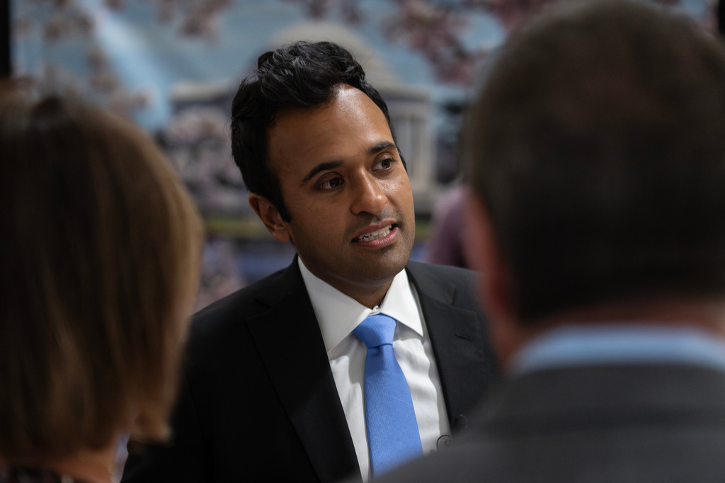 Republican Ohio gubernatorial candidate Vivek Ramaswamy speaks to supporters before the Warren County Republicans Lincoln Day Dinner at the Great Wolf Lodge in Mason, Ohio, Friday, April 10, 2026. (AP Photo/Carolyn Kaster)