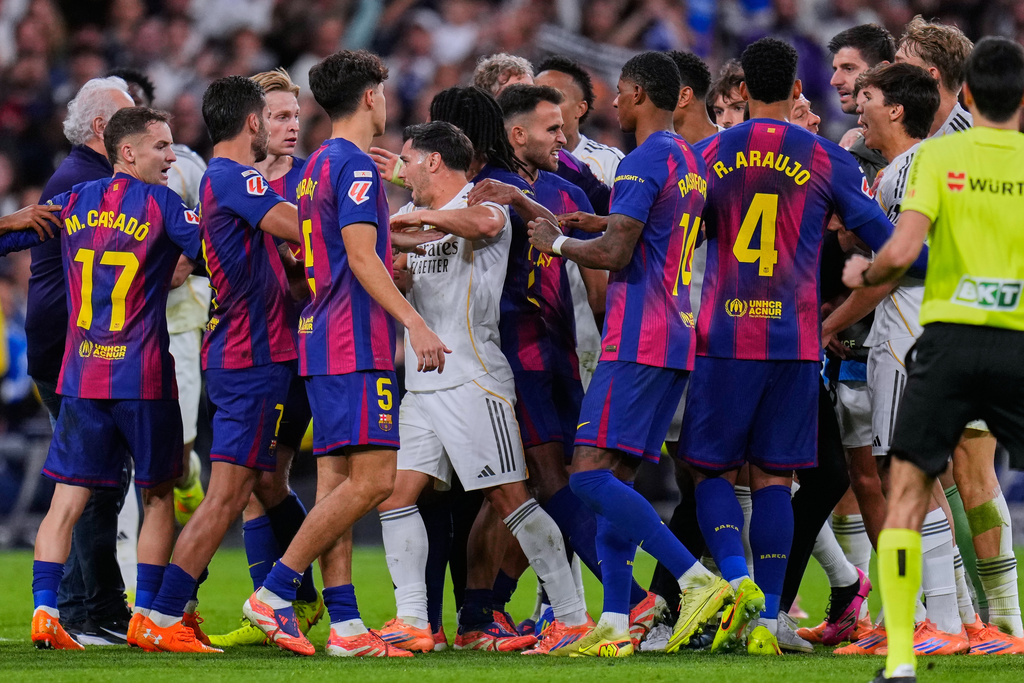 Real Madrid and Barcelona players scuffle during the Spanish La Liga soccer match between Real Madrid and Barcelona, in Madrid, Sunday, Oct. 26, 2025. (AP Photo/Manu Fernandez)