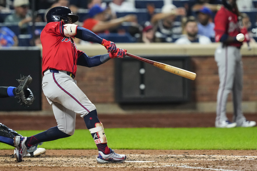 Atlanta Braves' Ozzie Albies (1) hits a RBI single during the sixth inning of a baseball game against the New York Mets, Thursday, Aug. 14, 2025, in New York. (AP Photo/Yuki Iwamura)