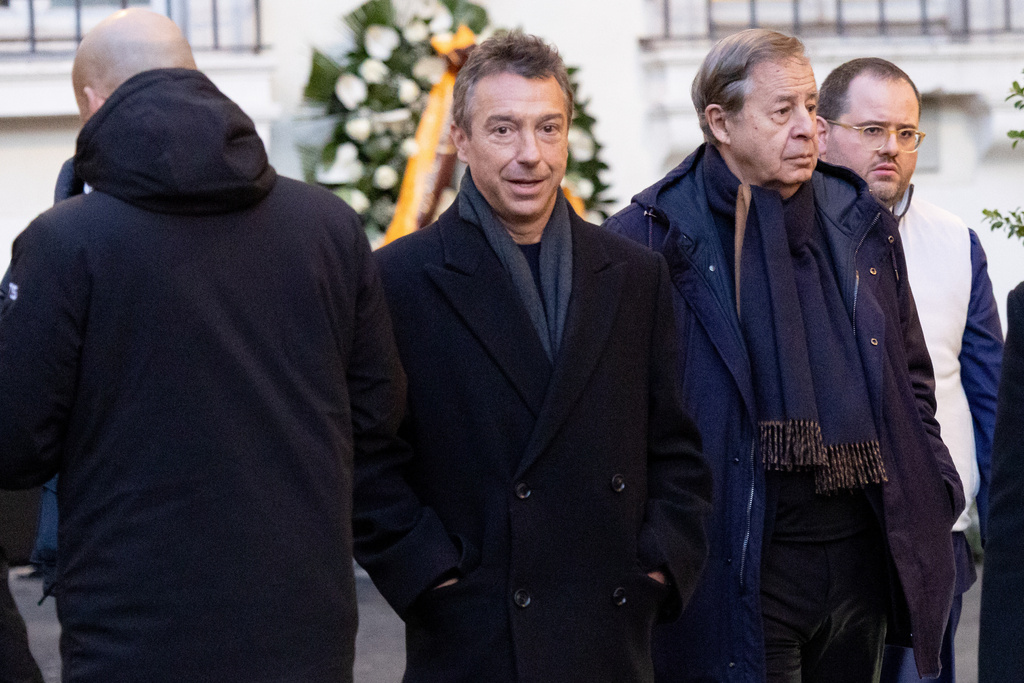 Riccardo Belliini, center, arrives at the lying in state of fashion designer Valentino Garavani at the Valentino Garavani e Giancarlo Giammetti Foundation headquarters in central Rome, Thursday, Jan. 22 2026. (Mauro Scrobogna/LaPresse via AP)