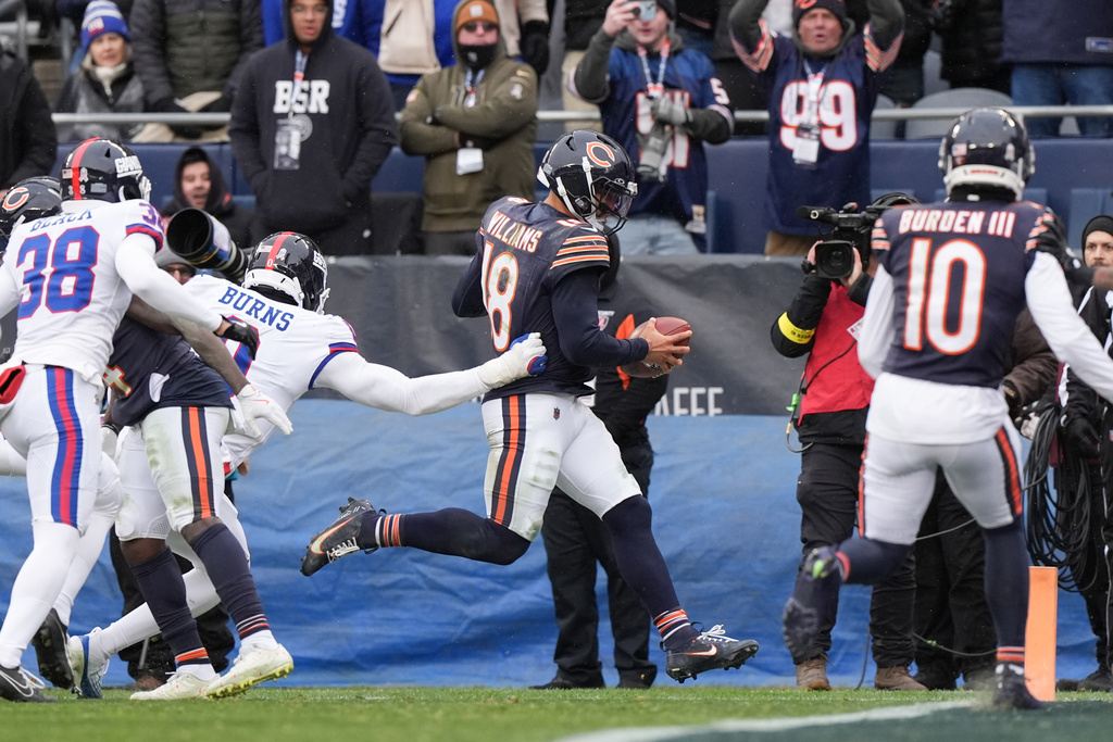 Chicago Bears quarterback Caleb Williams (18) scores a touchdown during the second half of an NFL football game against the New York Giants, Sunday, Nov. 9, 2025, in Chicago. (AP Photo/Nam Y. Huh)