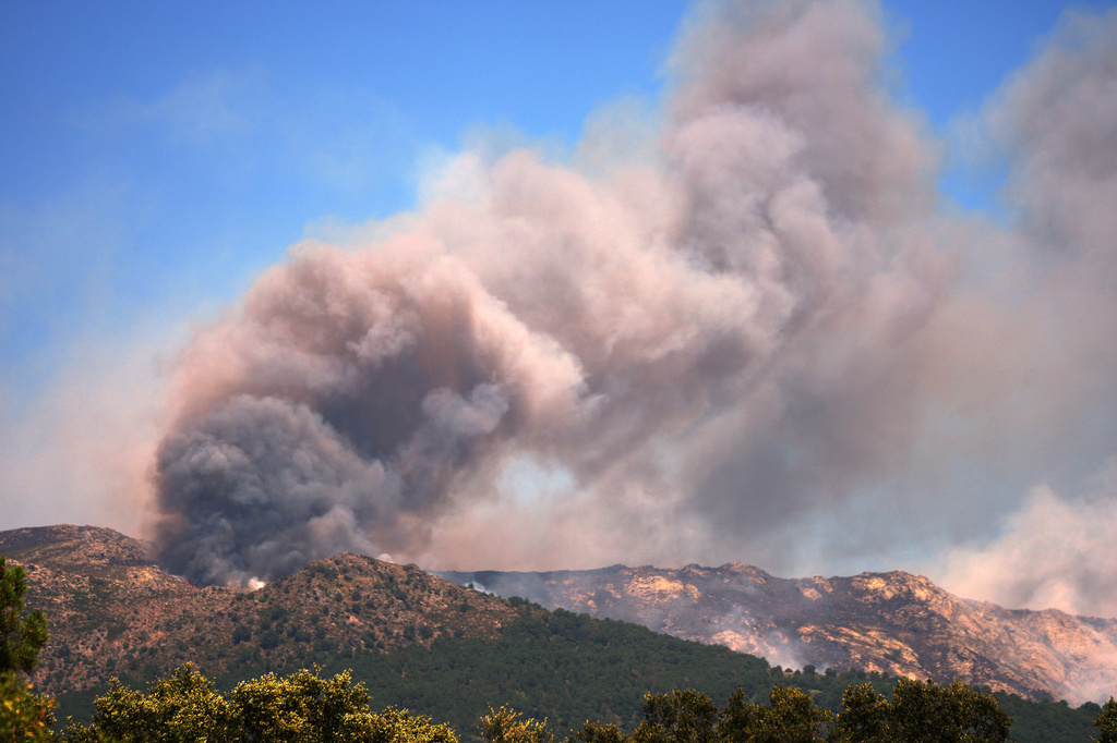 Smoke and flames rise as a wildfire advances near La Adrada, Ávila province, Spain, Friday, July 24, 2026. (AP Photo/Manu Fernandez)