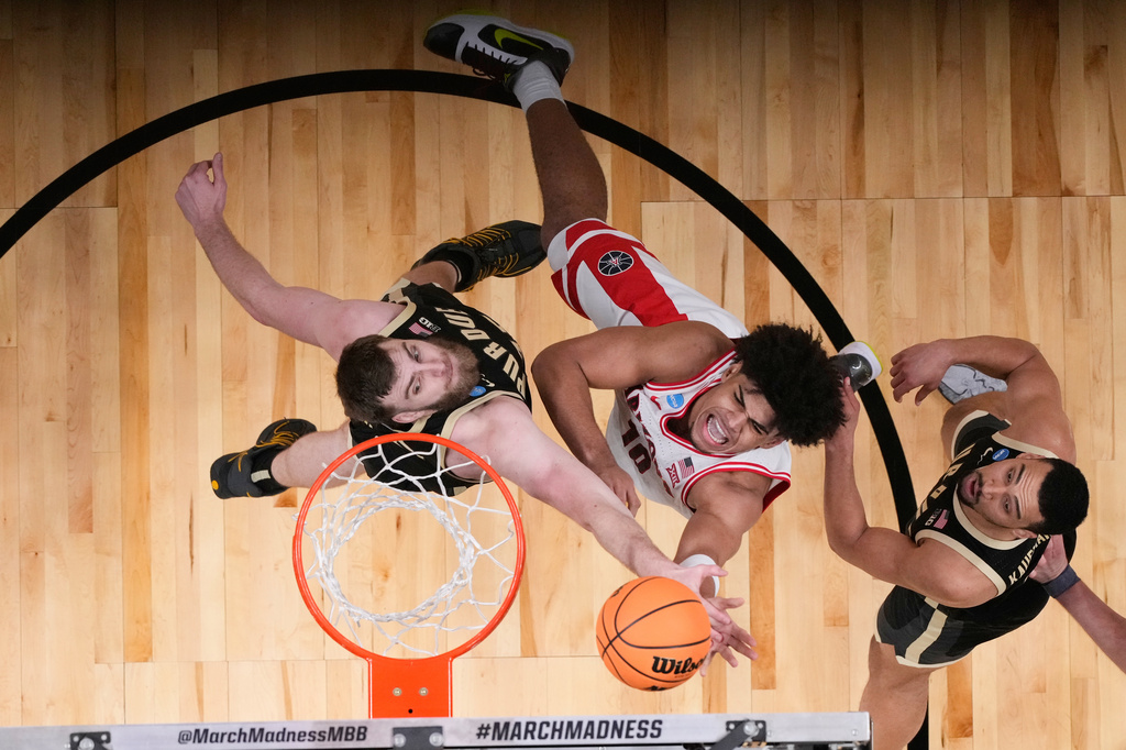 Arizona forward Koa Peat, center, shoots past Purdue center Oscar Cluff, left, during the second half in the Elite Eight of the NCAA college basketball tournament, Saturday, March 28, 2026, in San Jose, Calif. (AP Photo/Godofredo A. Vásquez)