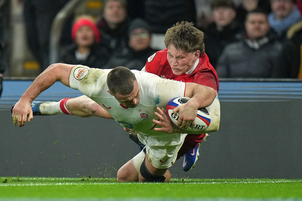 England's Ben Earl scores a try during the Six Nations rugby union match between England and Wales in London, Saturday, Feb. 7, 2026. (AP Photo/Alastair Grant)