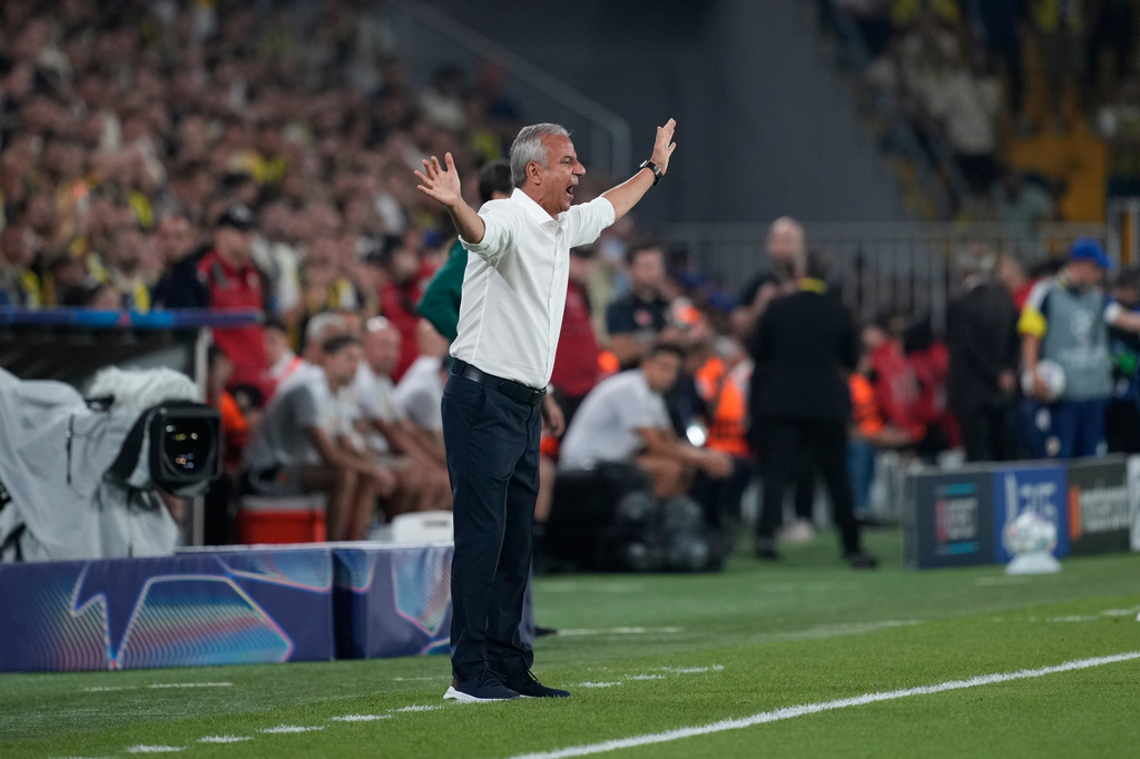 Fenerbahce's head coach Ismail Kartal gives instructions from the side line during the Champions League opening phase soccer match between Fenerbahce and Roma in Istanbul, Turkey, Thursday, Sept. 10, 2026. (AP Photo/Khalil Hamra)
