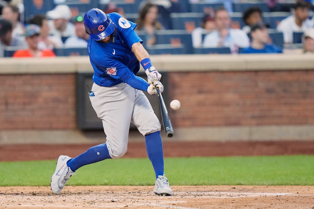 Chicago Cubs' Dansby Swanson (7) hits an RBI single during the fourth inning in the second baseball game of a doubleheader against the New York Mets Wednesday, June 24, 2026, in New York. (AP Photo/Frank Franklin II)