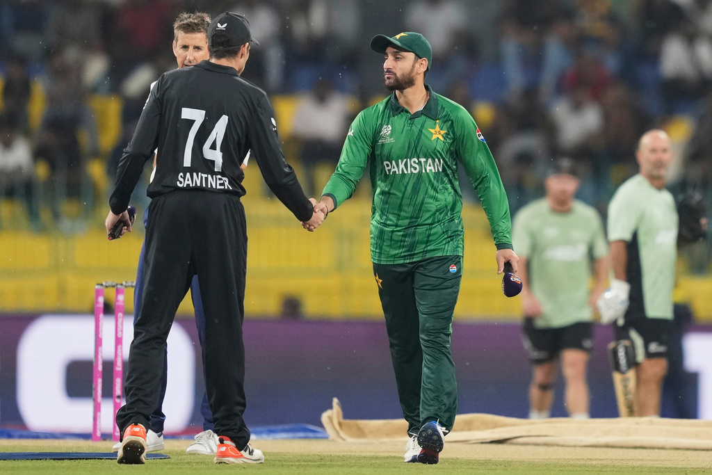 Pakistan's captain Salman Ali Agha, right, shakes hands with New Zealand's captain Mitchel Santner after the coin toss of the T20 World Cup cricket match between New Zealand and Pakistan in Colombo, Sri Lanka, Saturday, Feb. 21, 2026. (AP Photo/Eranga Jayawardena)