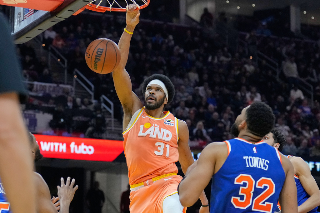 Cleveland Cavaliers center Jarrett Allen (31) dunks in front of New York Knicks center Karl-Anthony Towns (32) in the first half of an NBA basketball game in Cleveland, Tuesday, Feb. 24, 2026. (AP Photo/Sue Ogrocki)