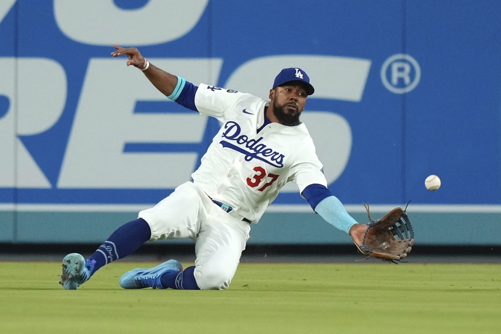 Los Angeles Dodgers right fielder Teoscar Hernández makes a catch on a ball hit by Arizona Diamondbacks' Corbin Carroll during the fourth inning of a baseball game Friday, Aug. 29, 2025, in Los Angeles. (AP Photo/Mark J. Terrill)