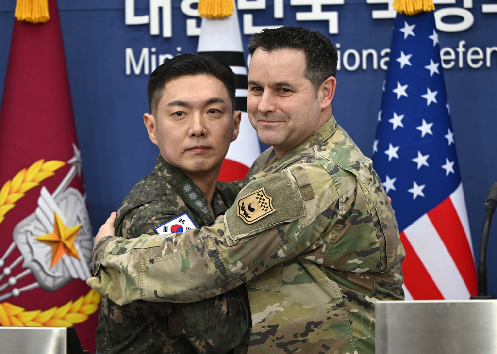 Col. Jang Do-young, left, public affairs director of South Korea's Joint Chiefs of Staff, and U.S. Army Col. Ryan Donald, public affairs director of the United Nations Command, Combined Forces Command, and United States Forces Korea, pose for a photo during a media briefing on the 2026 ROK-US Freedom Shield Military Exercise at the Defense Ministry in Seoul, South Korea, Wednesday, Feb. 25, 2026. (Jung Yeon-je/Pool Photo via AP)