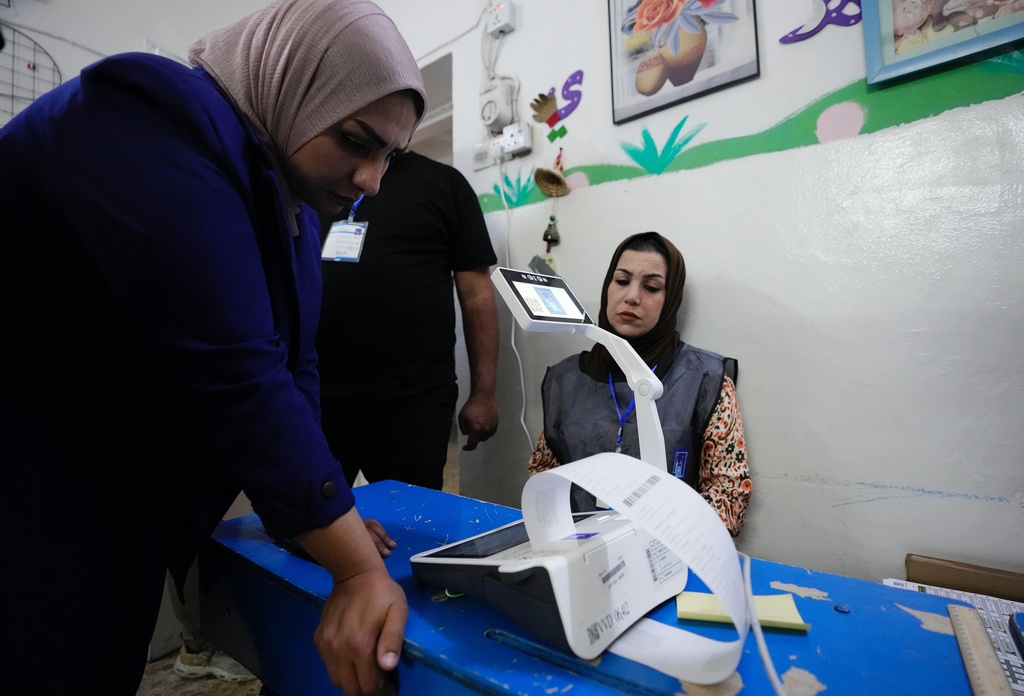 Election workers count ballots as they close a polling station, during the parliamentary elections in Baghdad, Iraq, Tuesday, Nov. 11, 2025. (AP Photo/Hadi Mizban)