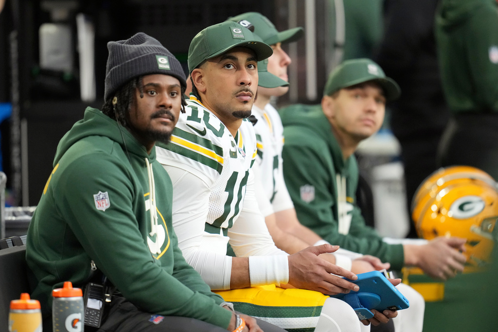 Green Bay Packers quarterbacks Jordan Love (10) and Malik Willis, left, sit on the bench during the second half of an NFL football game against the Minnesota Vikings, Sunday, Jan. 4, 2026, in Minneapolis. (AP Photo/Ross D. Franklin)