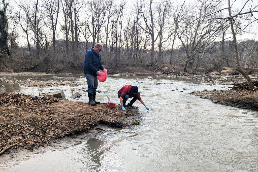 Water samples are taken from the Potomac River, Friday, Jan. 23, 2026 in Glen Echo, Md. A massive pipe that moves millions of gallons of sewage has ruptured and sent wastewater flowing into the Potomac River northwest of Washington, polluting it ahead of a major winter storm that has repair crews scrambling. (AP Photo/Nathan Ellgren)