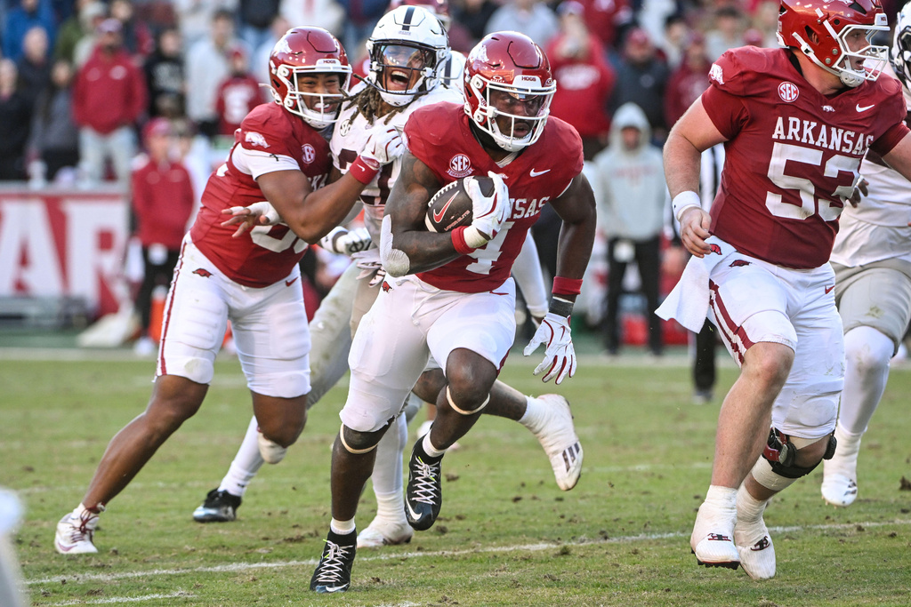 Arkansas running back Mike Washington Jr. (4) runs for a touchdown against Mississippi State during the second half of an NCAA college football game Saturday, Nov. 1, 2025, in Fayetteville, Ark. (AP Photo/Michael Woods)