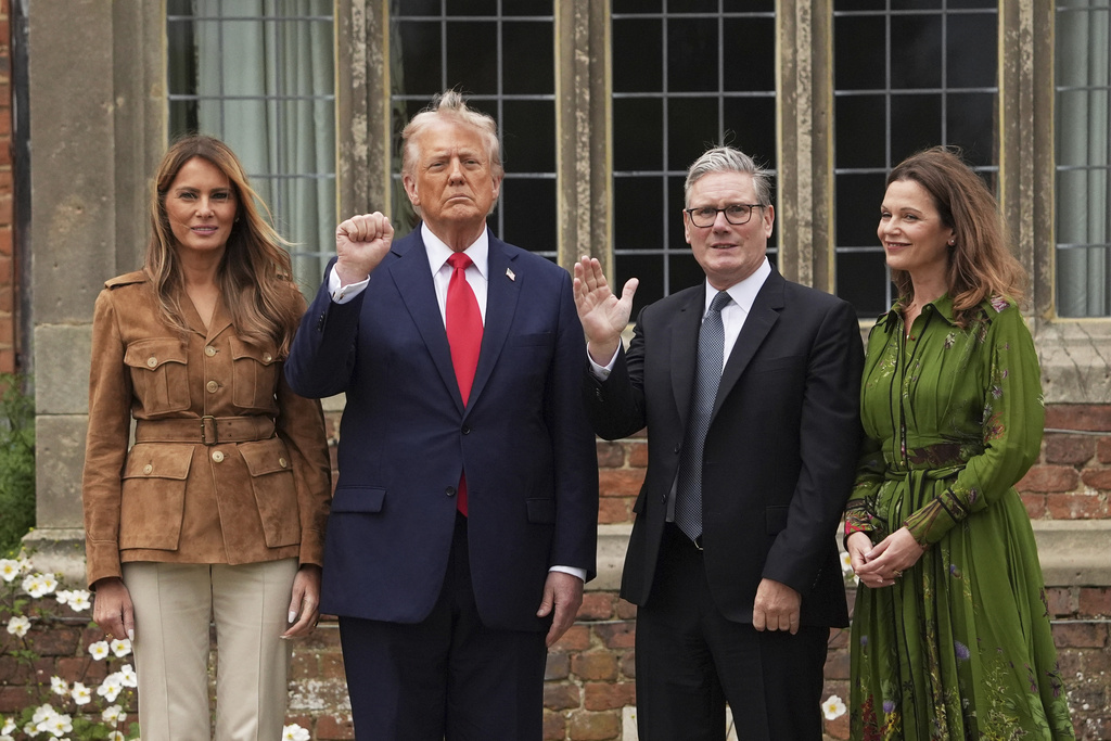 President Donald Trump and Britain's Prime Minister Keir Starmer gesture next to first lady Melania Trump and Victoria Starmer after watching a display by the British Parachute Regiment's "Red Devils" display team at Chequers near Aylesbury, England, Thursday, Sept. 18, 2025. (AP Photo/Evan Vucci)