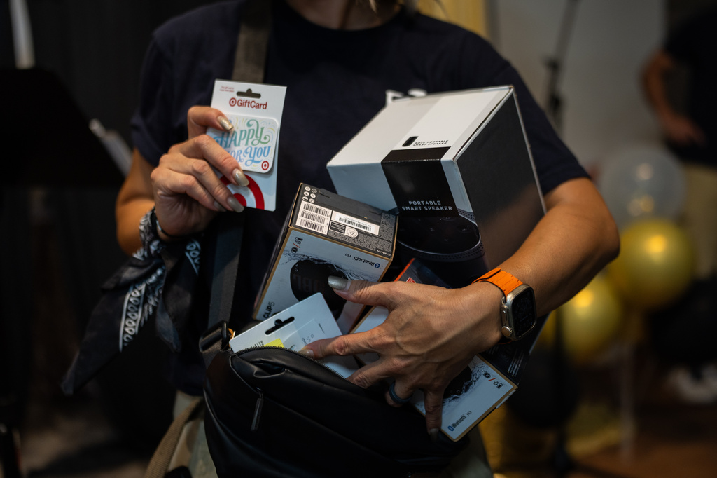 Bok Seo, a volunteer from a local Korean church, holds prizes for contestants during Skid Row's inaugural talent show in downtown Los Angeles, Saturday, Sept. 19, 2026. (AP Photo/Jae C. Hong)
