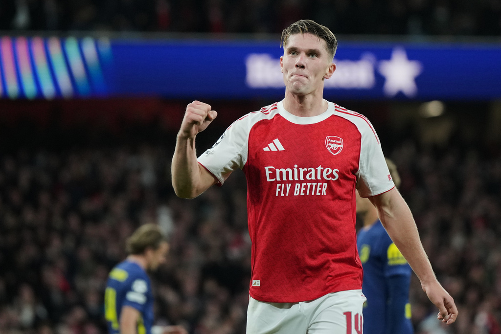 Arsenal's Viktor Gyoekeres celebrates after scoring his side's third goal during the Champions League opening phase soccer match between Arsenal and Atletico Madrid in London, England, Tuesday, Oct. 21, 2025. (AP Photo/Alastair Grant)