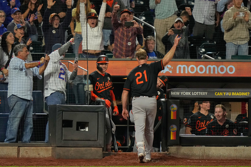 Baltimore Orioles' Pete Alonso, center, acknowledges the crowd after hitting a solo home run during the ninth inning of a baseball game against the New York Mets, Tuesday, Sept. 15, 2026, in New York. (AP Photo/Seth Wenig)