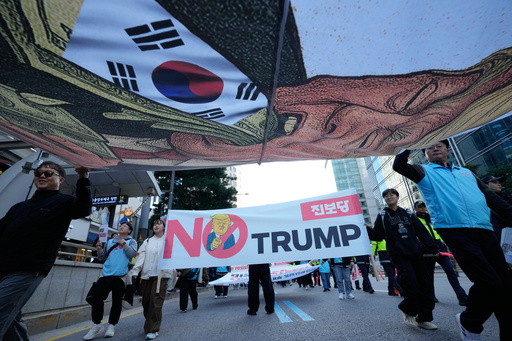 Protesters march toward the U.S. Embassy during a rally against U.S. President Donald Trump's tariffs policy on South Korea, in Seoul, South Korea, Saturday, Oct. 25, 2025. (AP Photo/Ahn Young-joon) Protesters march toward the U.S. Embassy during a rally against U.S. President Donald Trump's tariffs policy on South Korea, in Seoul, South Korea, Saturday, Oct. 25, 2025. (AP Photo/Ahn Young-joon)
