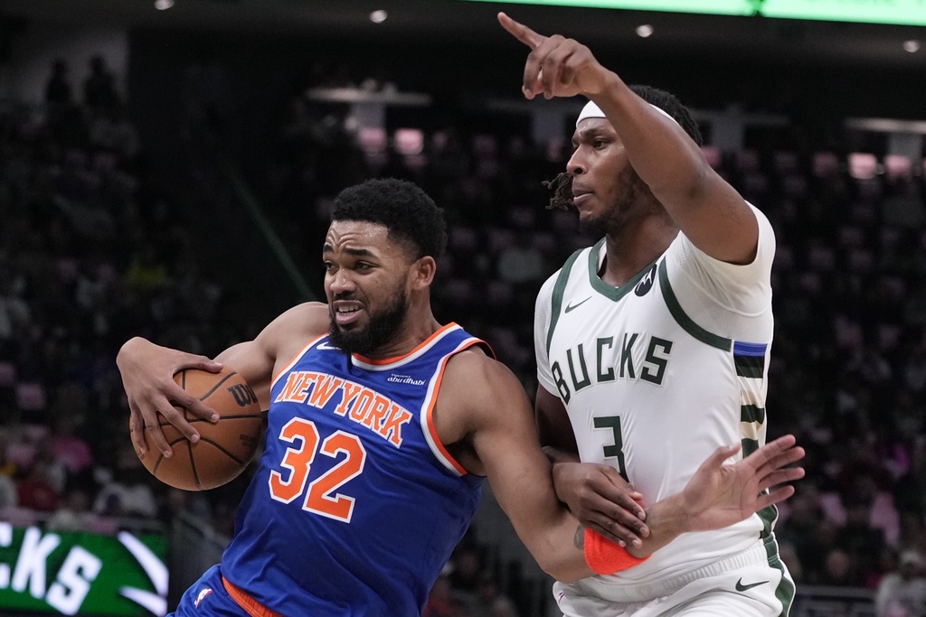 New York Knicks' Karl-Anthony Towns tries to get past Milwaukee Bucks' Myles Turner during the first half of an NBA basketball game Tuesday, Oct. 28, 2025, in Milwaukee. (AP Photo/Morry Gash)
