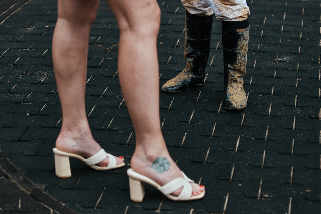 A journalist interviews a Jockey inside the paddock at Aqueduct Racetrack in the Queens borough of New York, Saturday, June 27, 2026. (AP Photo/Andres Kudacki)