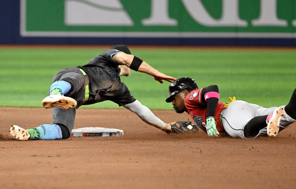 Tampa Bay Rays shortstop Taylor Walls tags out Arizona Diamondbacks' Geraldo Perdomo as he try to stretch a single into a double during the eighth inning of a baseball game Saturday, June 27, 2026, in St. Petersburg, Fla. (AP Photo/Jason Behnken)