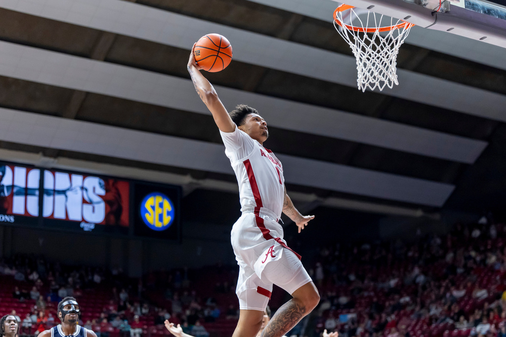 Alabama guard Jalil Bethea (1) dunks the ball during the second half of an NCAA college basketball game against Yale Monday, Dec. 29, 2025, in Tuscaloosa, Ala. (AP Photo/Vasha Hunt)