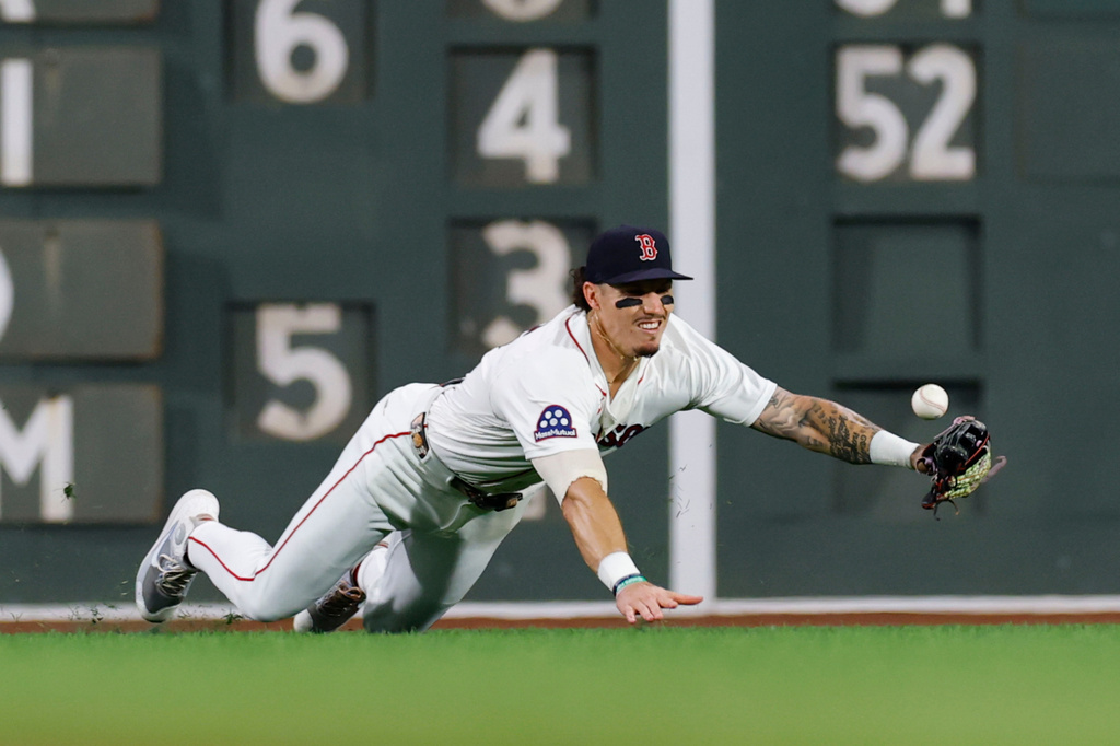 Boston Red Sox left fielder Jarren Duran can not field the ball during the sixth inning of a baseball game against the Arizona Diamondbacks Tuesday, Aug. 18, 2026, in Boston. (AP Photo/CJ Gunther)