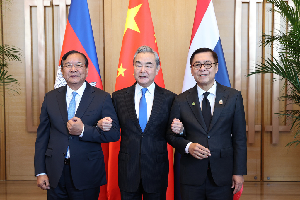 In this photo released by Agence Kampuchea Press (AKP), Cambodia's Foreign Minister Prak Sokhonn, left, Thai counterpart Sihasak Phuangketkeow, right, and Chinese counterpart Wang Yi pose for a photograph in Yunnan province, China, Monday, Dec. 29, 2025. (AKP via AP)