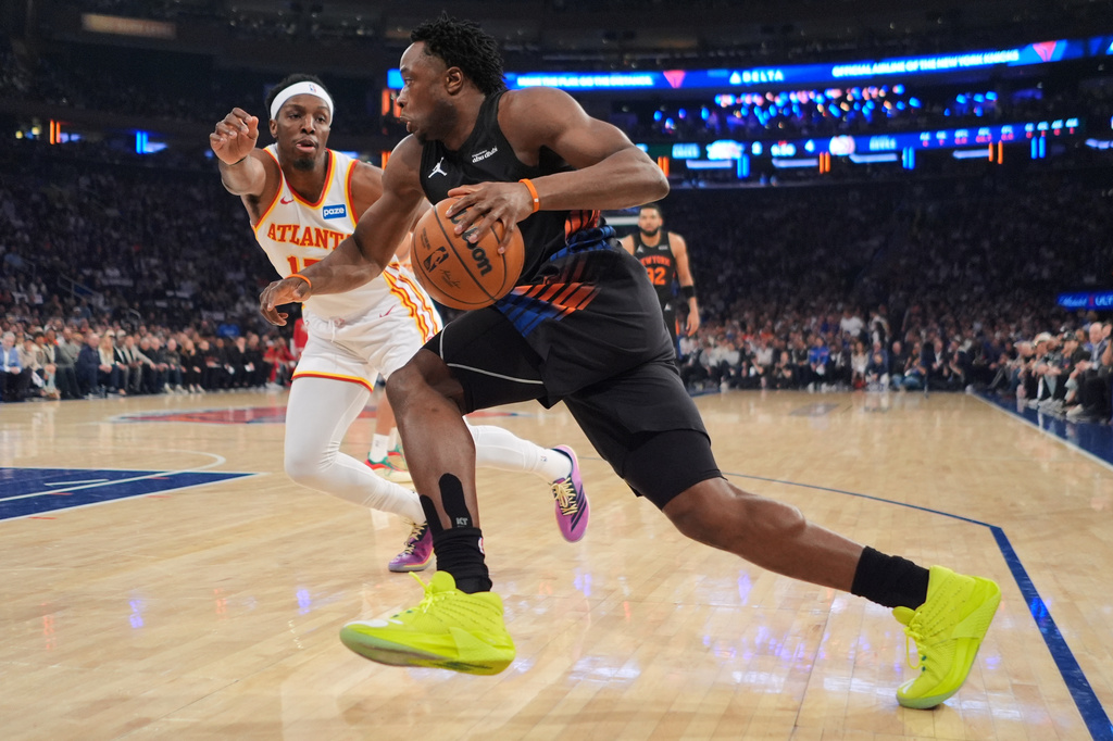 New York Knicks' OG Anunoby, right, drives past Atlanta Hawks' Onyeka Okongwu during the first half in Game 5 of a first-round NBA playoffs basketball series, Tuesday, April 28, 2026, in New York. (AP Photo/Frank Franklin II)