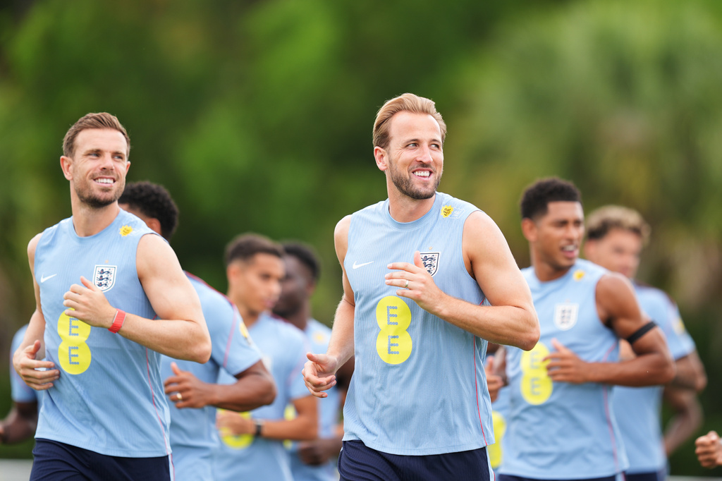 England's Harry Kane, center, and Jordan Henderson, left, jog with teammates during a training for the national soccer team in Palm Beach Gardens, Fla.,Tuesday, June 9, 2026, ahead of the World Cup soccer tournament. (AP Photo/Rebecca Blackwell)