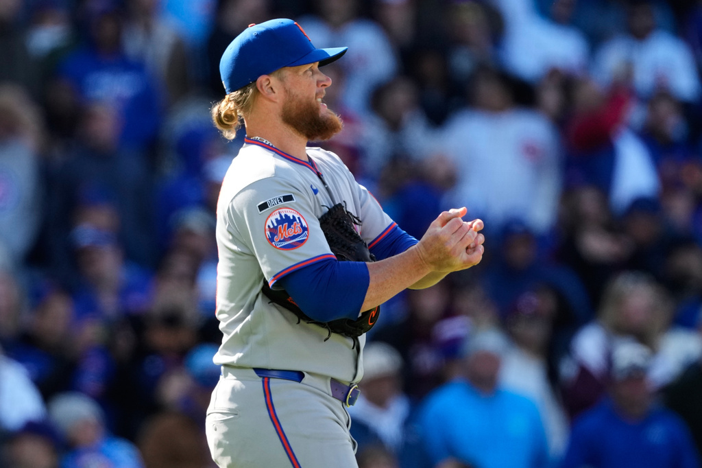 New York Mets relief pitcher Craig Kimbrel looks at the scoreboard during the 10th inning of a baseball game against the Chicago Cubs in Chicago, Sunday, April 19, 2026. (AP Photo/Nam Y. Huh)