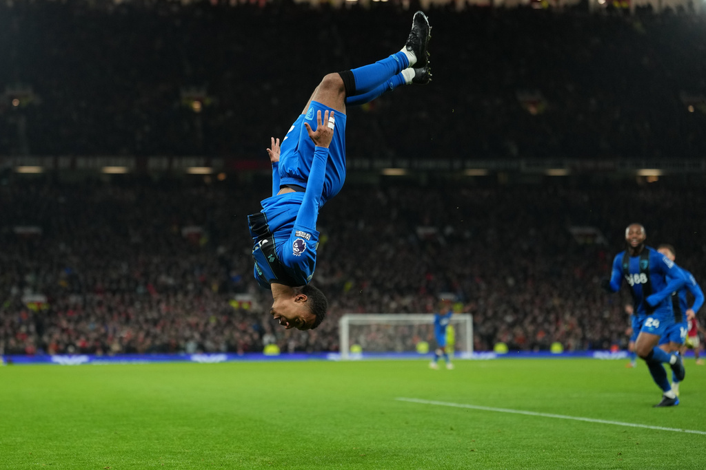 Bournemouth's Eli Junior Kroupicelebrates after scoring during a Premier League soccer match between Manchester United and Bournemouth in Manchester, England, Monday, Dec. 15, 2025. (AP Photo/Jon Super)