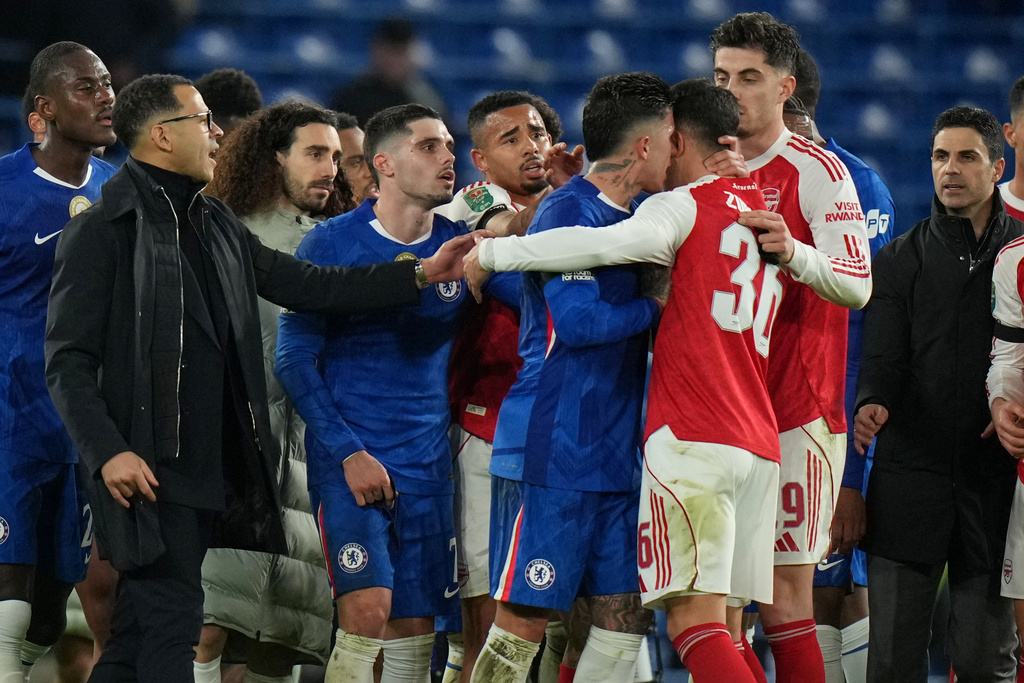 Chelsea's head coach Liam Rosenior, left. tries to break up an altercation between Chelsea's Enzo Fernandez, center, and Arsenal's Martin Zubimendi as Arsenal's manager Mikel Arteta watches at the end of the English League Cup semifinal first leg soccer match between Chelsea and Arsenal in London, Wednesday, Jan. 14, 2026. (AP Photo/Alastair Grant)