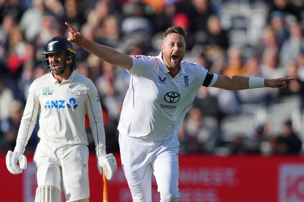 England's Ollie Robinson celebrates taking the wicket of New Zealand's Daryl Mitchell during the first day of the test match between England and New Zealand at Lord's cricket ground in London, Thursday, June 4, 2026. (AP Photo/Kirsty Wigglesworth)
