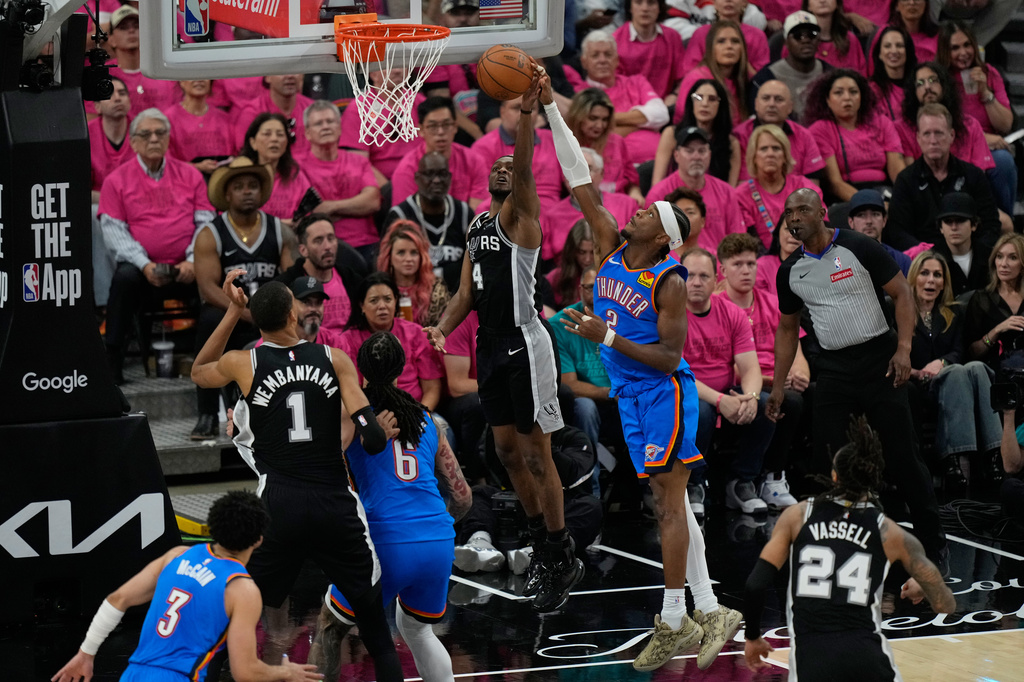 San Antonio Spurs guard De'aaron Fox (4) shoots over Oklahoma City Thunder guard Shai Gilgeous-Alexander (2) during the second half of Game 3 in the Western Conference finals NBA basketball playoffs series Friday, May 22, 2026, in San Antonio. (AP Photo/Ashley Landis)
