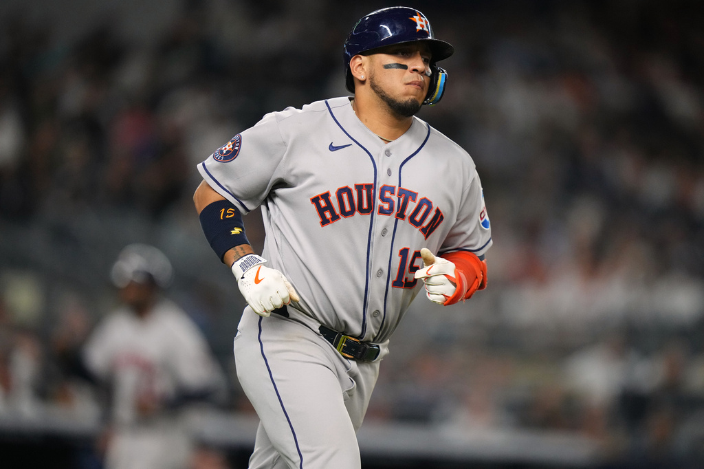 Houston Astros' Isaac Paredes (15) runs to first base for a RBI single during the eighth inning of a baseball game against the New York Yankees Tuesday, Aug. 25, 2026, in New York. (AP Photo/Frank Franklin II)