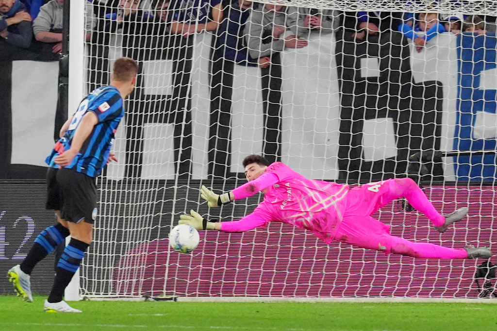 Lazio's goalkeeper Edoardo Motta saves a penalty kick by Atalanta's Mario Pasalic during the Italian Cup soccer match between Atalanta and Lazio, Wednesday, April 22, 2026, in Bergamo, Italy. (Spada/LaPresse via AP)
