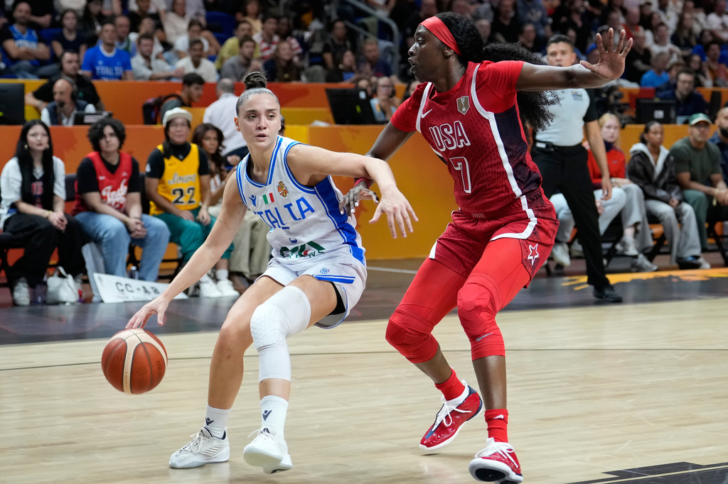 Kahleah Copper, of the United States, guards Italy's Matilde Villa during the Women's Basketball World Cup match between the United States and Italy in Berlin, Sunday, Sept. 6, 2026. (AP Photo/Ebrahim Noroozi)