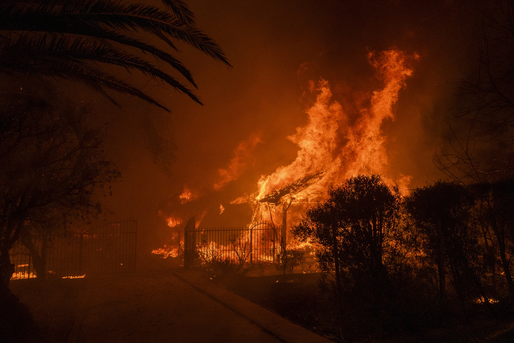 Wildfires latest: Death toll expected to rise as fires rage through Los ...