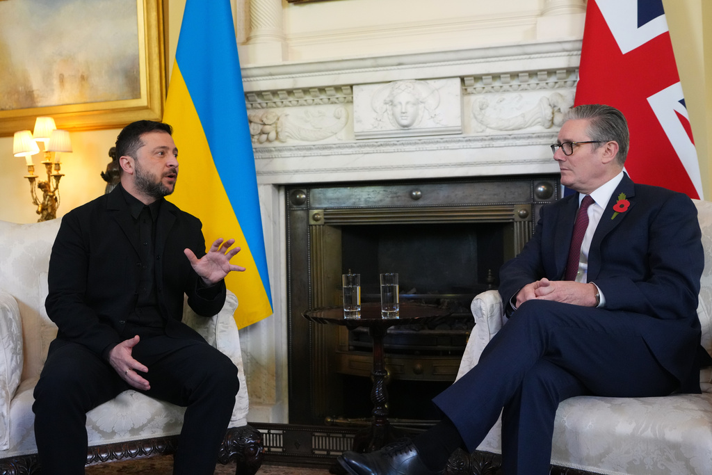 Britain's Prime Minister Keir Starmer welcomes Ukraine's President Volodymyr Zelenskyy to 10 Downing Street in London, Friday, Oct. 24, 2025 for bilateral talks and a later meeting of the so-called "coalition of the willing".(AP Photo/Kirsty Wigglesworth, Pool)
