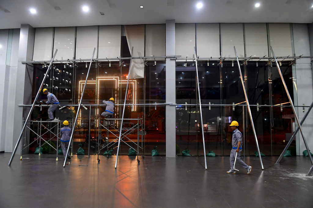 Workers reinforce glass walls with scaffoldings ahead of Typhoon Kalmaegi in Quy Nhon, Vietnam Wednesday, Nov. 5, 2025. (Thanh Tung/VNExpress via AP)
