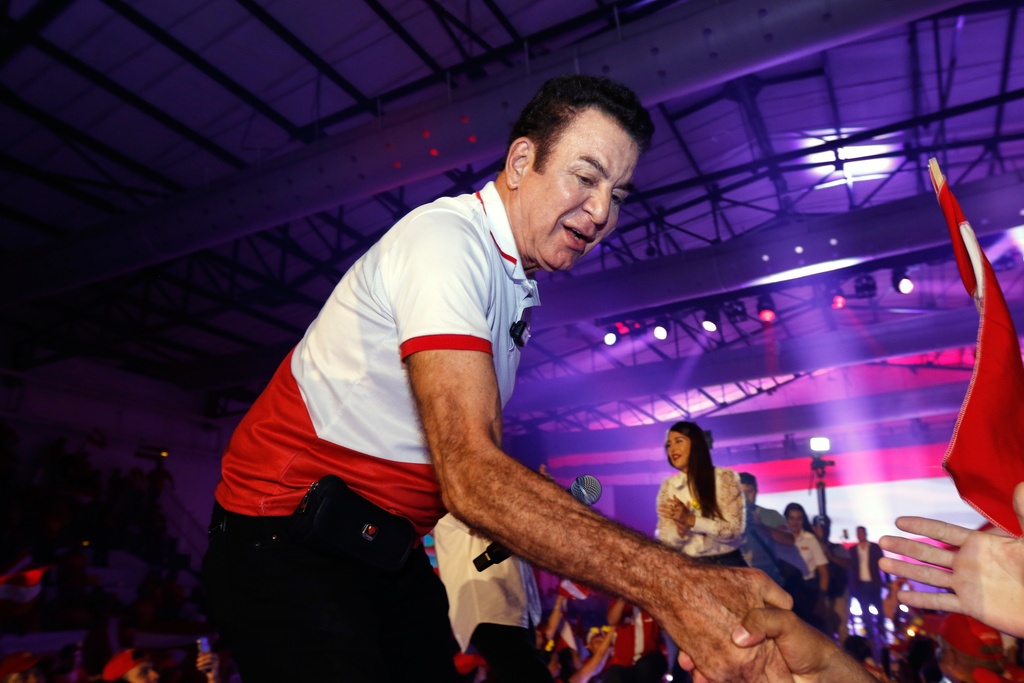 Salvador Nasralla, the Liberal Party's presidential candidate, holds his campaign's closing event in San Pedro Sula, Honduras, Sunday, Nov. 23, 2025. (AP Photo/Delmer Martinez)