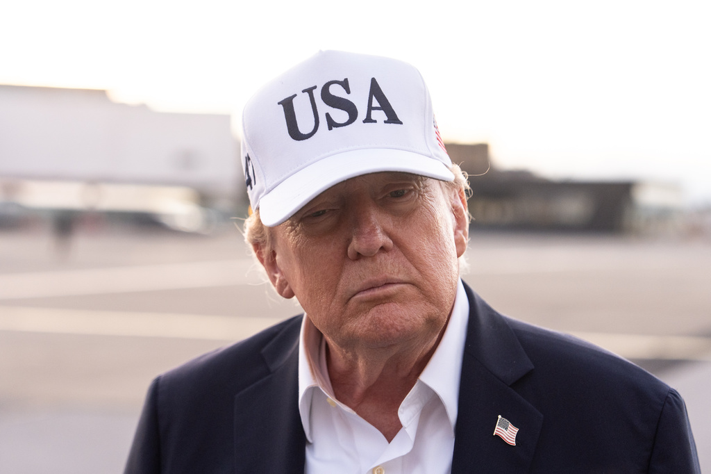 El presidente Donald Trump habla con periodistas antes de embarcar en el Air Force One en el aeropuerto de Shannon, Irlanda, el domingo 13 de septiembre de 2026. (Foto AP/Julia Demaree Nikhinson)