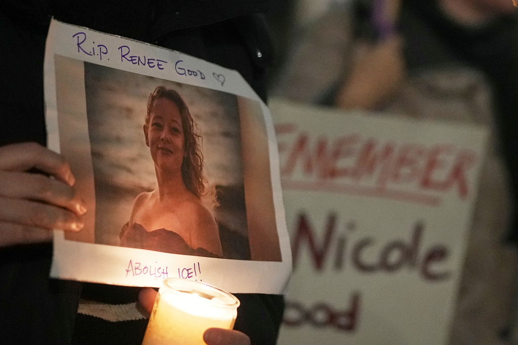 People attend a candlelight vigil at US Embassy in London, Monday, Jan. 12, 2026, for US Citizen Renee Good, who was shot by ICE in Minneapolis. (AP Photo/Alastair Grant)