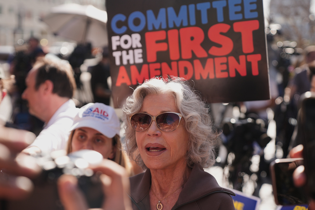 Jane Fonda talks to media about First Amendment and her support for journalist Don Lemon. "They arrested the wrong "Don!" while speaking outside the Edward R. Roybal Federal Building in Los Angeles on Friday, Jan. 30, 2026. (AP Photo/Damian Dovarganes)