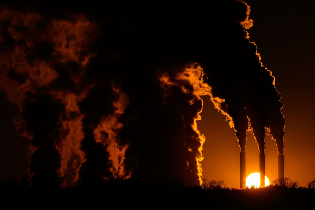 The Jeffrey Energy Center coal-fired power plant operates at sunset near Emmett, Kan., Saturday, Jan. 3, 2026, in Topeka, Kan. (AP Photo/Charlie Riedel)